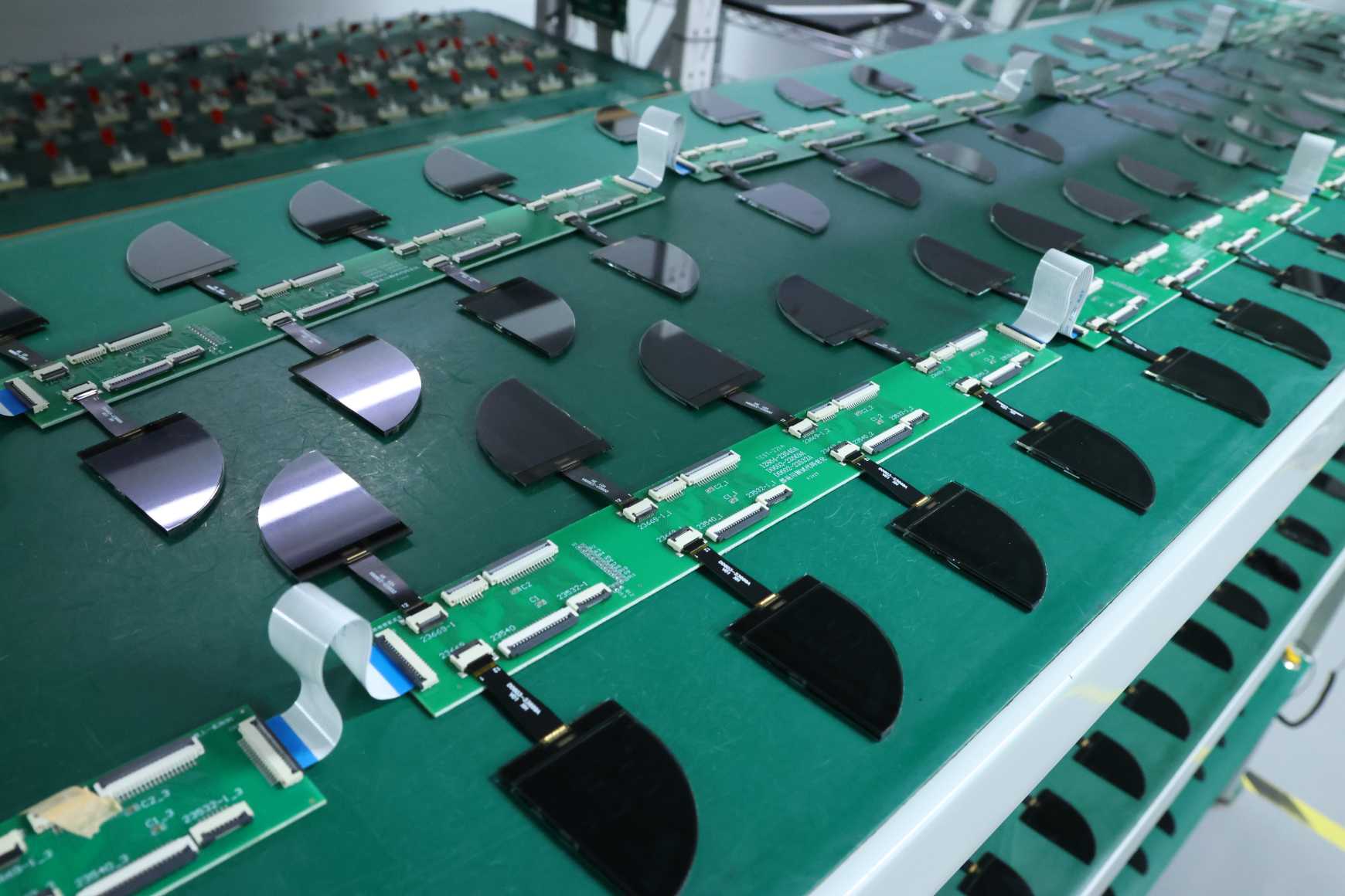 Medpanožna integracija zaslonskih tehnologij spodbuja 100-milijardni trg, kitajski proizvajalci LCD-jev tekmujejo, da bi prevzeli tir prilagajanja