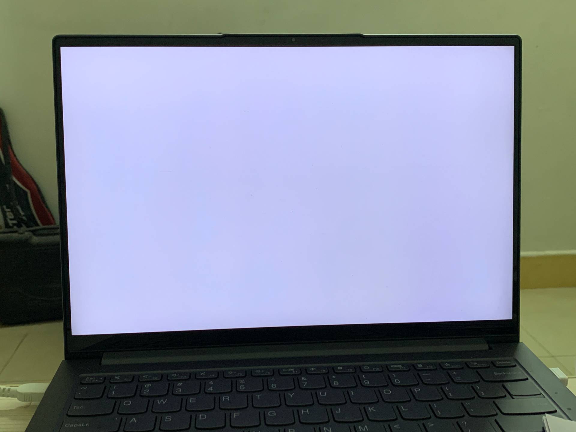 Dilema z belim zaslonom LCD? CNK-jeva metoda odpravljanja težav v treh korakih omogoča učinkovito reševanje!