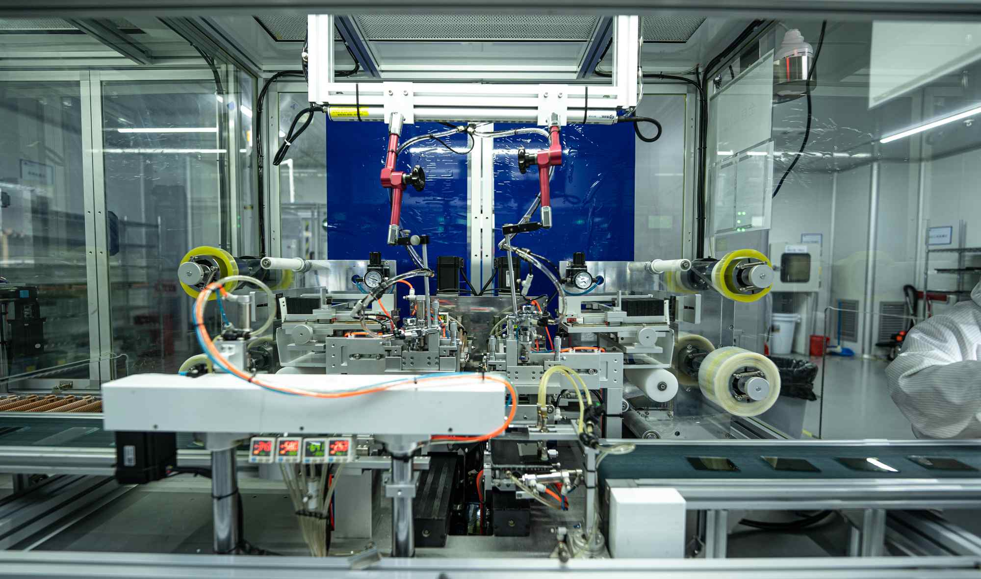 Natančna poravnava in sestavljanje celice: Analiza postopkov nanosa in drgnjenja PI v proizvodnji LCD-jev